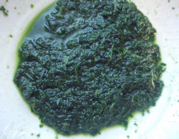 Шпинат измельчить в блендере или мясорубке.