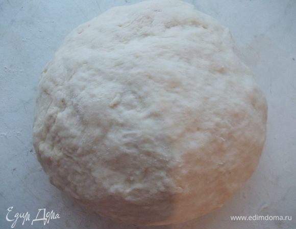 В дрожжи с молоком разбить яйцо,добавить соль, 30 г сливочного масла, измельченный чеснок и муку постепенно. Оставить немного для присыпки стола.Замесить эластичное тесто.