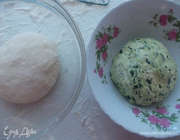 Тесто разделить на две части,в одну добавить шпинат и замесить. Накрыть полотенцем и оставить на час.