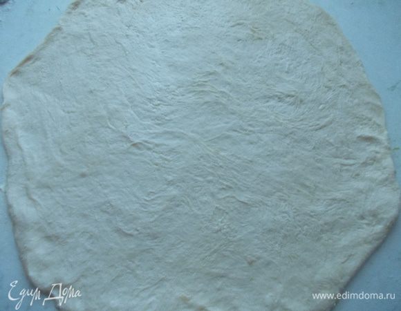 Затем берем белую часть теста и раскатываем её толщиной в 0.5 см и смазываем сливочным маслом.
