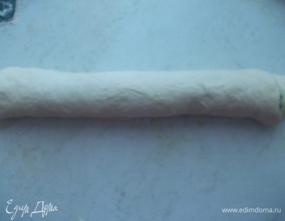 Кладем зеленое тесто поверх белого и скручиваем рулетом.