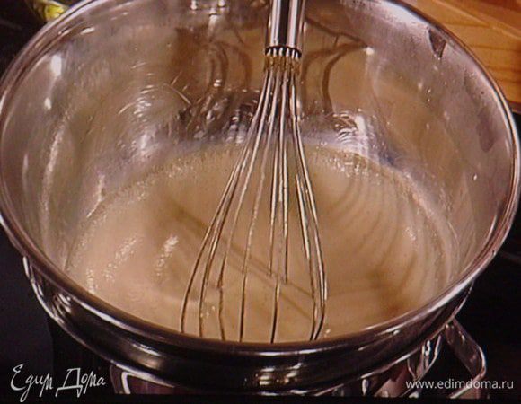 постоянно взбивая, пока масса не загустеет. Миску снять с бани, продолжая взбивать, чтобы масса не свернулась. Можно поставить миску в ледянную воду, так ожлаждение ускорится.