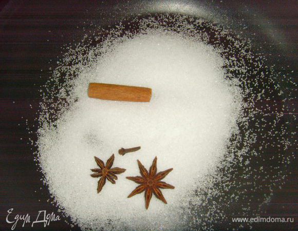  Ошпарить персики кипятком, снять кожицу (можно этого и не делать), нарезать на дольки. На сковороде растопить сахар со специями.