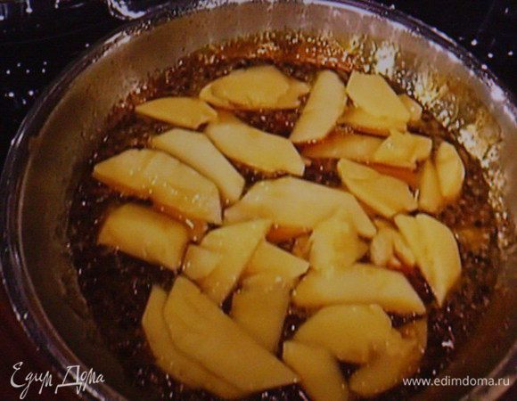 Я добавила в карамель мякоть маракуйи, она имеет очень интенсивный вкус и запах. Также добавить дольки персиков, вместе прогреть и снять с огня. Охладть. Не забудьте вынуть специи перед подачей, но сначала дайте фрукте хорошенечко настояться и впитать в себя все ароматы.