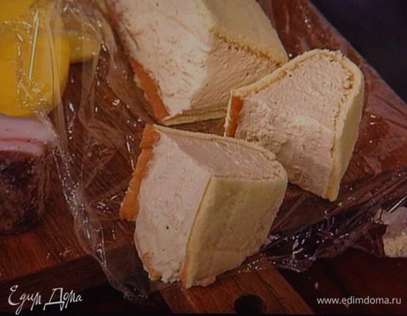 Прсомотрела данные о приготовлении  парфе в инете, везде даются разные рекомендации о времени замораживания от 2,5 ч. до замораживания на ночь. Я ночь ждать не стала, через 3 часа консистенция меня вполне устроила.