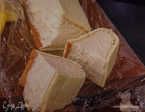  По истечении 3  часов парфе вынуть из морозилки, снять плёнку, порезать порционно.