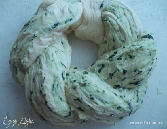 Затем сворачиваем кольцом и скрепляем концы.
