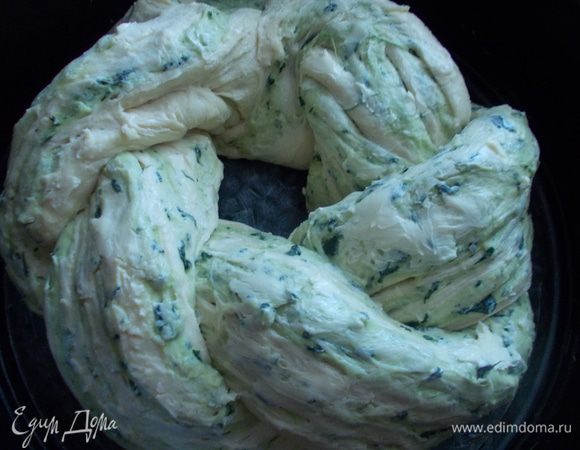 Выкладываем на смазанный маслом противень и смазываем сверху. Оставляем на пол часика подойти и выпекаем 30-35 минут при 180-200С.