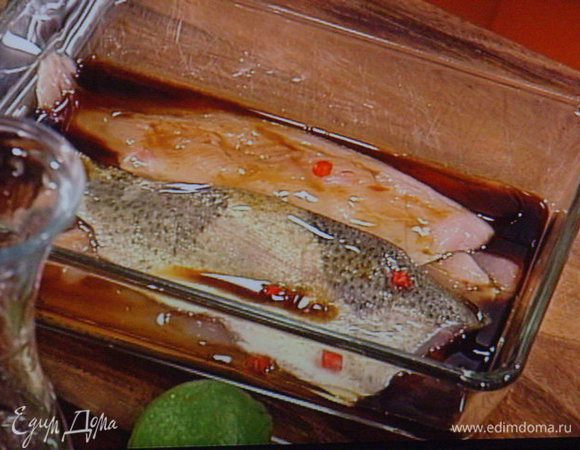 Рыбу разделить на филе. Приготовить маринад из соуса тэрияки, сока лайма, чили, кунжутного масла, соли и перца. Замариновать форель.