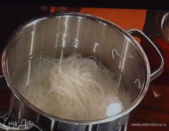 Фунчёзу приготовить по указанию на упаковке. Обычно её заливают кипятком и дают несколько минут постоять. Воду слить.