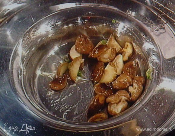  Шитаке порезать пополам, обжарить на кунжутном масле вместе с мелко нарезанным зелёным луком, отложить в сторону.