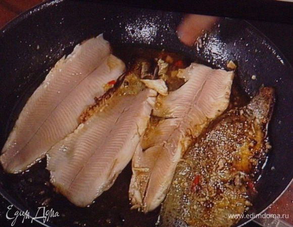 Теперь подошла очередь форели. Её выкладываем в сковороду с разоретым кунжутным маслом  кожей вниз  и обжариваем несколько минут. Форель переворачиваем на друтую сторону и , заливаем её маринадом, в котором она мариновалась, доводим до кипения и тушим несколько минут, тем самым уваривая соус. Рыбка готова, она сочная, нежная, сверху приятного смуглого колеру, а внутри белоснежная и невероятно ароматная..