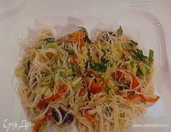 С лапши слить воду и смешать её с горячими овощами, посолить, поперчить.