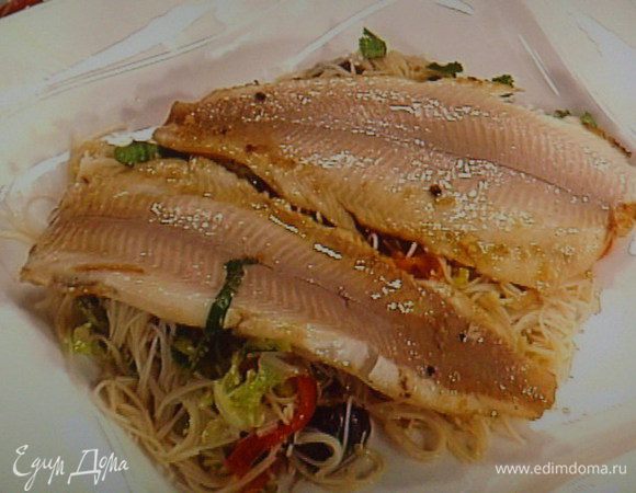 Выложить на фунчёзу форель.