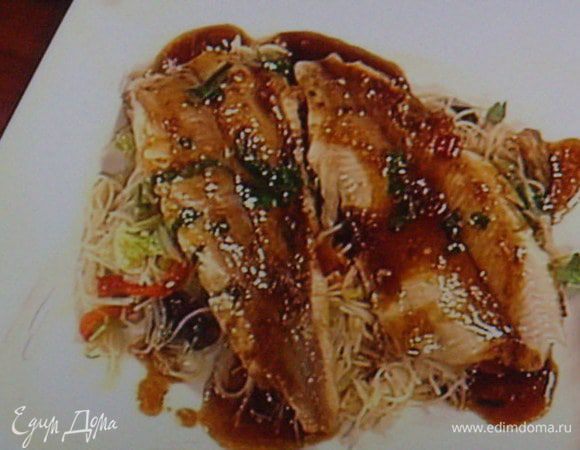 Полить всё соусом, образовавшимся при жарке рыбы. Отдельно подрумянить на разогретой сковороде или в духовке  фисташки.