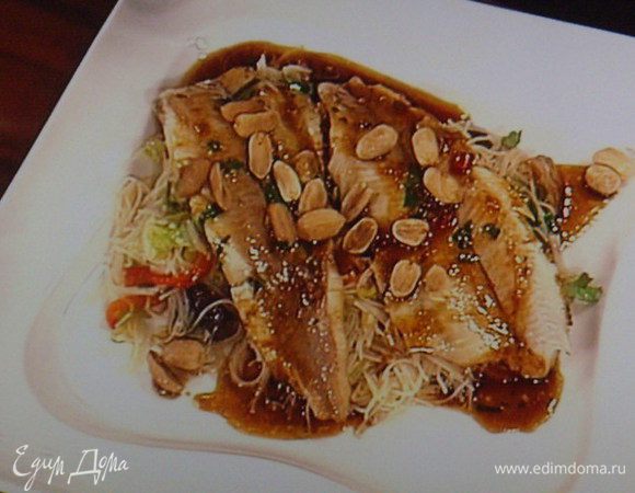 Посыпать орешками и подавать, украсив листиком петрушки. Приятного аппетита !!