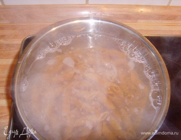 Пасту сварить в кипящей подсоленой воде аль денте. За пару минут до готовности добавить горошек.