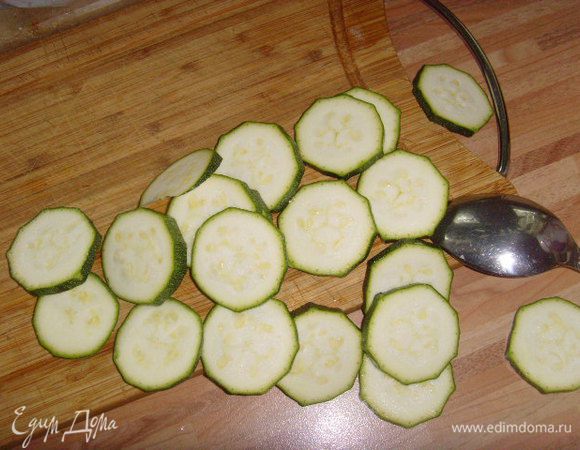Цукини порезать кружечками. Посолить, поперчить.