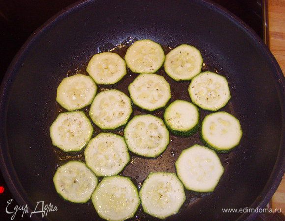 Обжарить на разогретом масле цукини