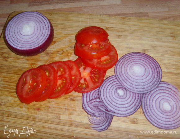 Лук порезать тонкими кольцами, помидорки тоже кольцами.