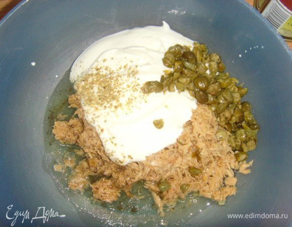 для соуса смешать тунец (слить сок, размять вилкой) с йогуртом, мелко нарубленными каперсами, бальзамико, оливковым маслом, солью и перцем. В оригинальном рецепте журнал предлагает взбить соус погружным блендером, но у меня блендера под рукой не оказалось, да и с кусочками, которые попадались в соусе, было намного вкуснее. 