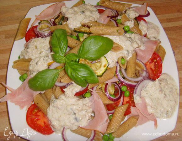Теперь осталось салат собрать. Ветчину порвать руками, распределить в произвольном порядке, как и лук с помидорами. Полить соусом, украсить базиликом и наслаждаться. Приятного аппетита !! 