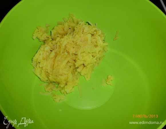 Картофель отварить в мундире до готовности, почистить, натереть на крупной терке, добавить 3 ст.л оливкового масла, перемешать. (Как оказалось, это единственное фото с картошкой, самой смешно)))