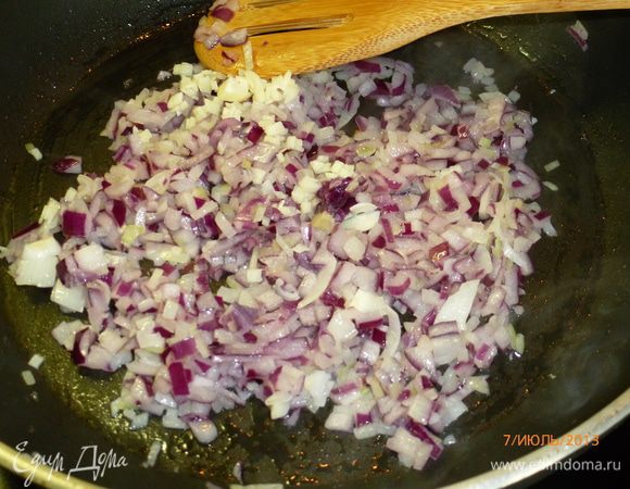 Красный лук и чеснок мелко порубить и обжарить в сковороде до золотистого цвета.