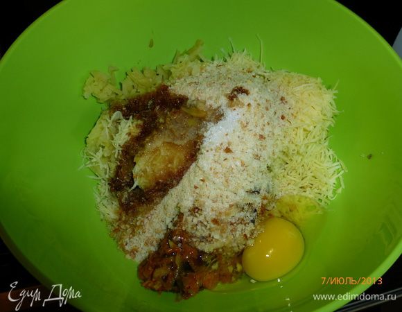 ... яйцо, по щепотке соли и перца. Все хорошо перемешать. Фарш готов.
