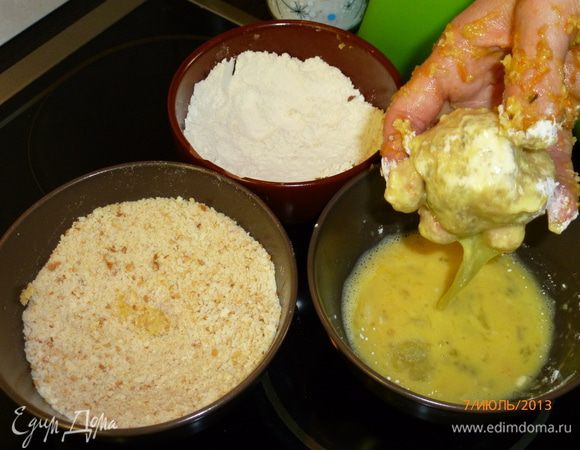 Из фарша формируем котлетки. У меня их получилось 14 шт. Каждую котлету обвалять сначала в муке, затем во взибитом яйце, потом - в сухарях. 