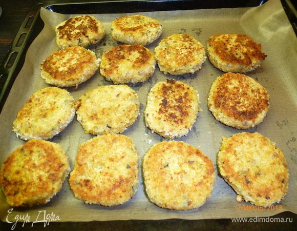 Выложить котлеты на противень и отправить в разогретую до 200 гр духовку на 10 минут.