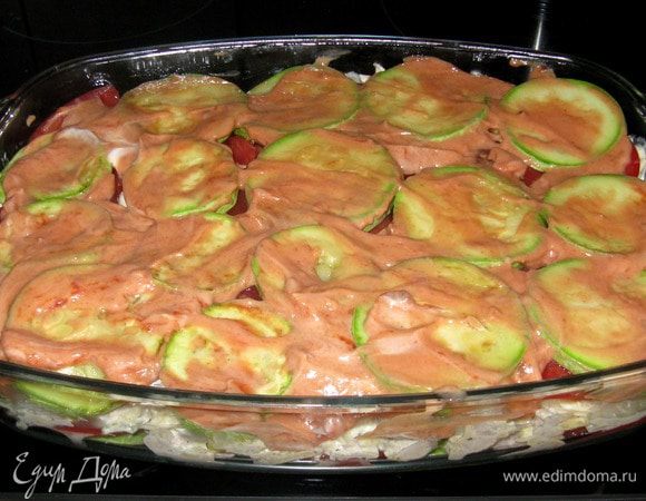 Кабачки нарезаем кружочками,обжариваем слегка (чтобы держали форму), куриное филе режем кубиками,обжариваем с мелко нарезанным луком в сметане,добавляем в массу специи.затем натираем сыр и смешиваем с мясом.Солим,перчим.Помидоры нарезаем тонкими кружочками.