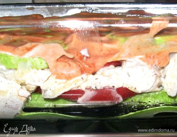 Выкладываем все ингредиенты слоями: кабачки,помидоры,сверху массу из мяса,лука,сметаны и сыра,сверху помидоры и все накрываем кабачковыми кружочками)) Смешиваем 100 г сметаны с кетчупом или томатной пастой,смазываем верхний слой кабачков и отправляем все это в духовку. Выпекать при 180 градусах 20 мин. Затем посыпать тертым сыром,смешанным с зеленью, и снова все отправить в духовку на 4 мин.
