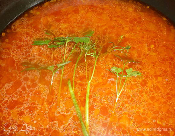   Добавить томат , протушить подливку .