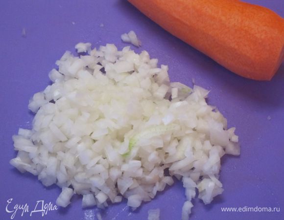 Лук нарезать мелкими кубиками.