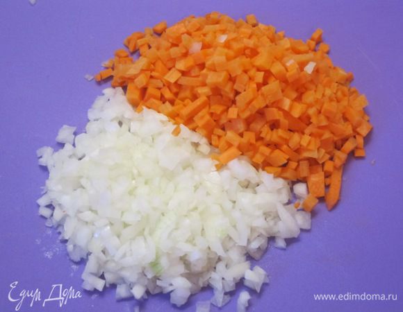 Морковь нарезать мелкими кубиками.