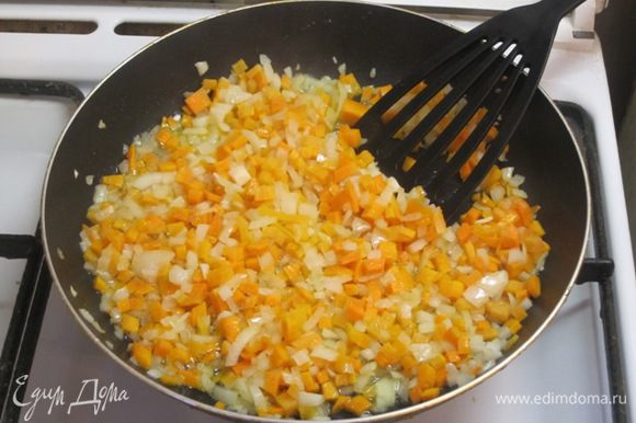 Обжарить на сковороде с разогретым растительным маслом в течение 10 минут.