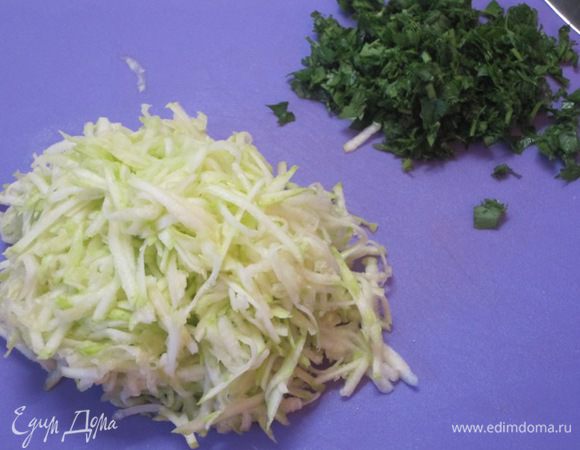 Кабачок очистить от кожицы, натереть на крупной терке. Полученную стружку порубить. Укроп и петрушку мелко нарезать.