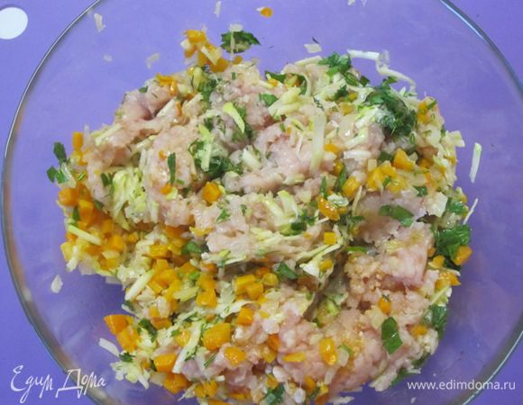 Перемешать куриный фарш, обжаренные лук и морковь, кабачок и мелко нарезанную зелень. Посолить, поперчить. Можно добавить любые приправы. Тщательно перемешать.