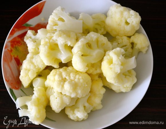 Разделить качан цветной капусты на соцветия и отварить в подсоленной воде 10 минут.