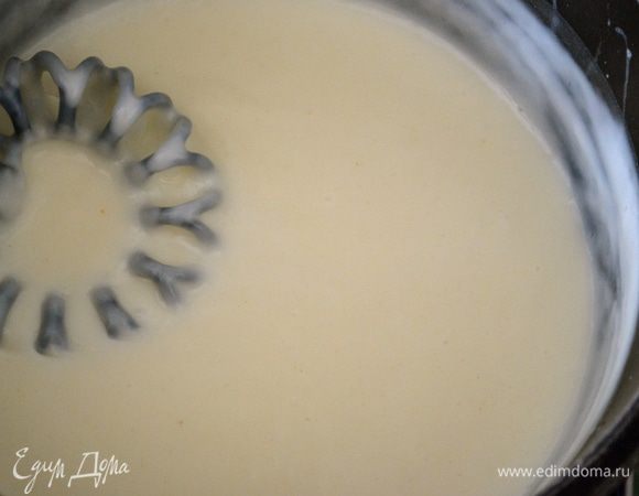 Приготовить соус бешамель. В казанке с тяжелым дном растопить сливочное масло, добавить к нему муку и тщательно размешать. Аккуратно влить горячее молоко и снова как следует размешать во избежание образования комочков. Посолить, добавить мускатный орех, дать провариться 2-3 минуты и снять с огня. Вмешать 30 г тертого сыра (типа пармизан).