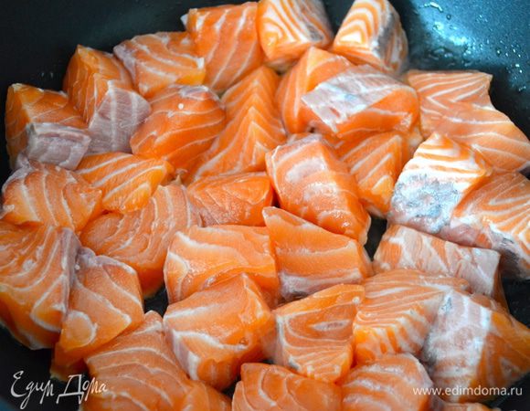 Духовку включить разогреваться на 200 С. Теперь очистить филе рыбы от кожи и нарезать филе кусочками. В глубокой сковороде разогреть небольшое количество оливкового масла и слегка обжарить в нем кусочки рыбы. Буквально 5 минут.