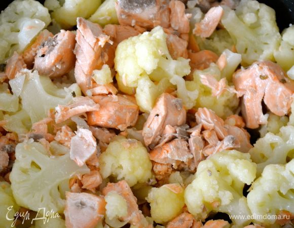 Добавьте к кусочкам рыбы цветную капусту (если есть необходимость, некоторые слишком крупные соцветия можно разрезать еще пополам).