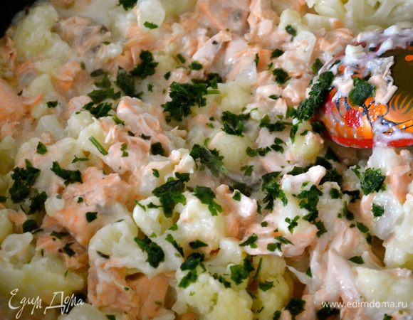 Немного посолить. Добавить майоран (я заменила на петрушку, т.к. майоран у меня закончился) и заправить бОльшей частью соуса. Аккуратно перемешать.