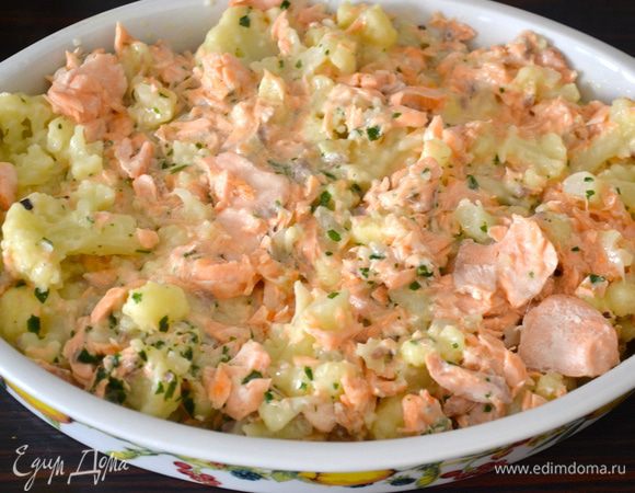 Выложить рыбу с овощами в керамическую (стеклянную) форму.