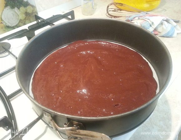 Вылить получившуюся массу в форму и поставить в духовку на 15 мин. Готовность проверяем как обычно - деревянная палочка должна остаться сухой. 