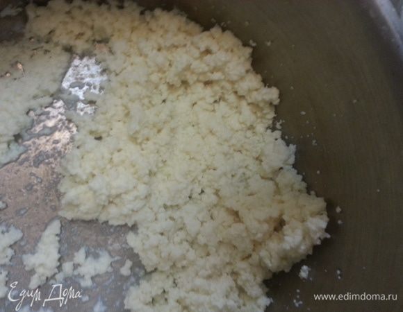 Творог протираем через сито, добавляем сахарную пудру. Смешиваем блендером до однородной массы (мой творог был суховат и такой массы не получилось). Добавляем лимонный сок.  Смешиваем. 