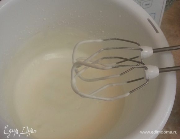 Взбиваем миксером сливки до воздушной массы. 