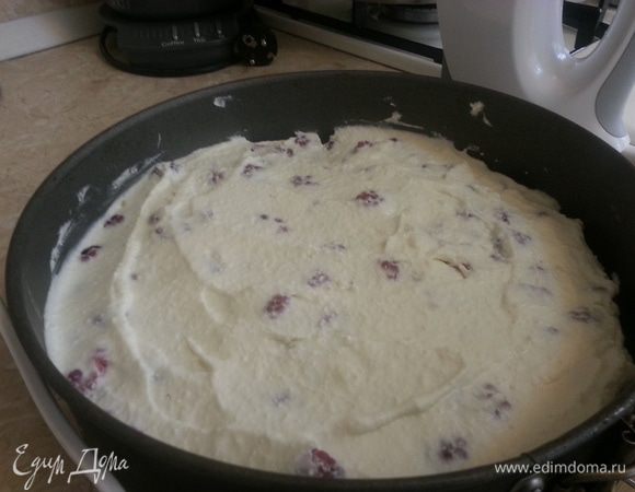 Высыпаем на наш корж свежую малину,  а сверху выкладываем получившуюся творожную массу.  Отправляем тортик в холодильник до застывания ( у меня ушло ок.2 часов ).  В принципе можно и в морозильный отсек на 1 час. Это для тех, кто хочет быстрее. 