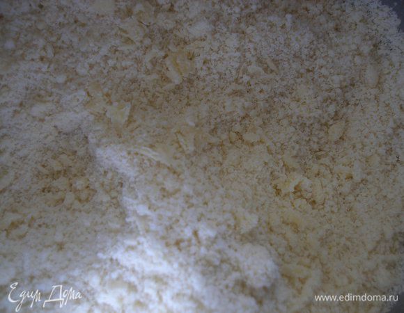 Холодное сливочное масло и муку растереть в крошку.